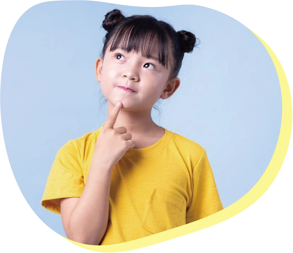 あごに指を当て、上を見ながら考える子ども
