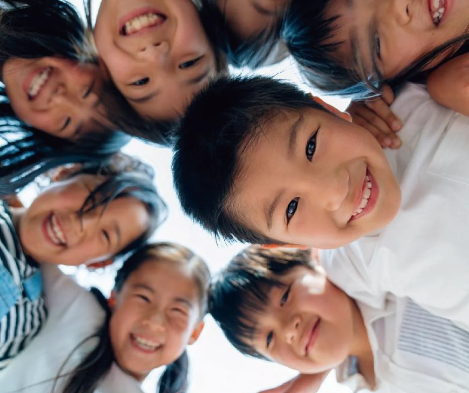 輪になって笑顔で見上げる子どもたち